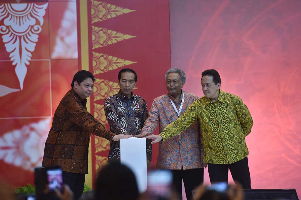 Presiden Joko Widodo (kedua kiri) didampingi Menteri Perindustrian Airlangga Hartarto (kiri), Kepala Badan Ekonomi Kreatif Triawan Munaf (kanan) dan Himpunan Industri Mebel dan Kerajian Indonesia (HIMKI) Soenoto menekan tombol ketika membuka pameran Indonesia International Furniture Expo (IPEX) 2017 di JI Expo, Jakarta, Sabtu (11/3). 