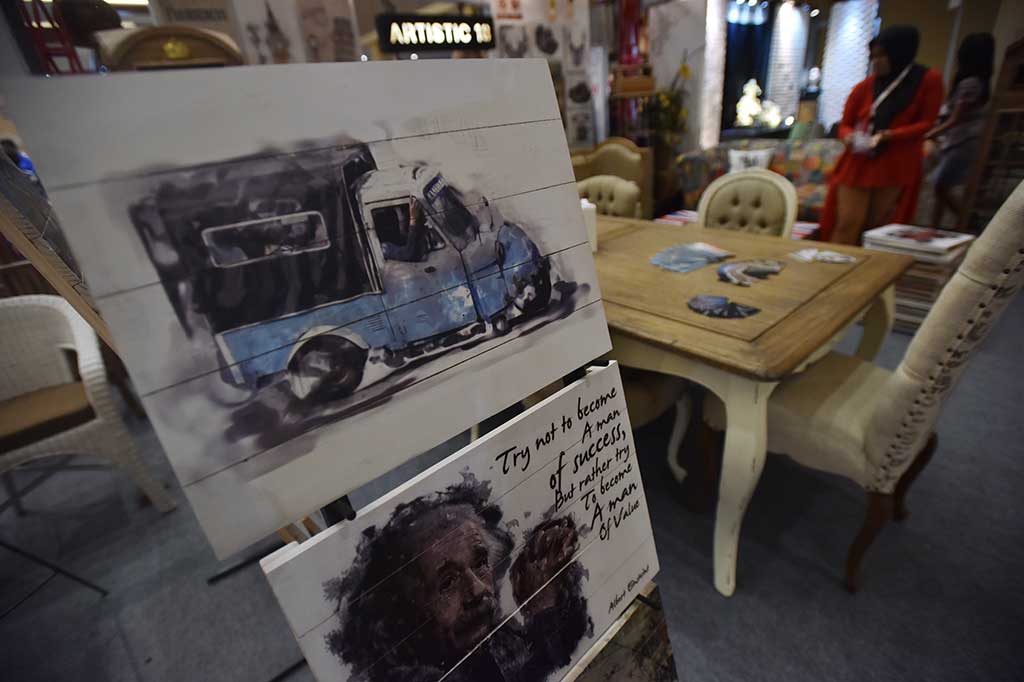 Sementara sejumlah upaya telah dilakukan pemerintah, salah satunya menurut Jokowi adalah memberikan sejumlah insentif bagi beberapa industri untuk mendongkrak nilai ekspor.