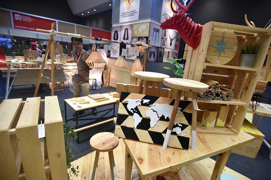 Selain itu, Jokowi juga mengatakan dirinya akan berdiksusi dengan Menteri Perindustrian, Menteri Perdagangan, Menteri Pertanian, Menteri Lingkungan Hidup dan Kehutanan, Menteri BUMN serta Kepala Badan Ekonomi Kreatif untuk membahas masalah yang berkaitan dengan Sistem Verifikasi Legalitas Kayu (SVLK) serta perpajakan.