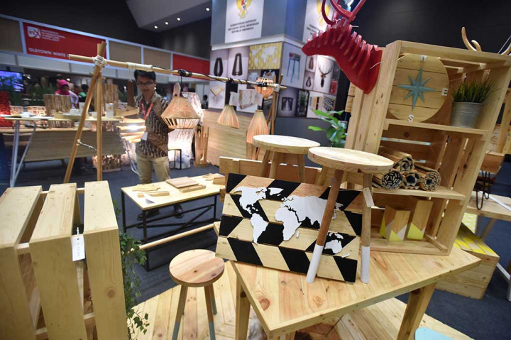 Selain itu, Jokowi juga mengatakan dirinya akan berdiksusi dengan Menteri Perindustrian, Menteri Perdagangan, Menteri Pertanian, Menteri Lingkungan Hidup dan Kehutanan, Menteri BUMN serta Kepala Badan Ekonomi Kreatif untuk membahas masalah yang berkaitan dengan Sistem Verifikasi Legalitas Kayu (SVLK) serta perpajakan.