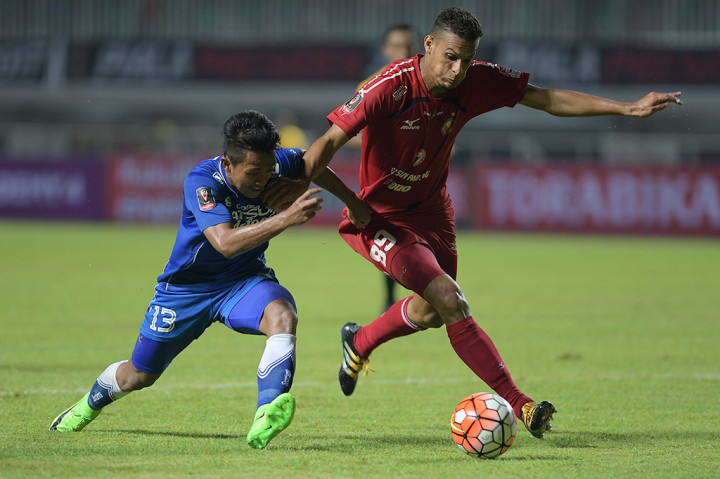 Dalam pertandingan tersebut, pelatih Persib Djajang Nurjaman mengandalkan serangan dari dua pemain sayap, Atep dan Febri Haryadi.