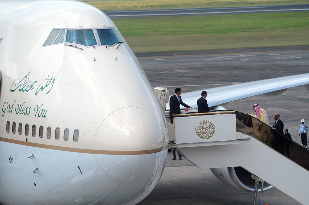 Sang Penjaga dua kota suci umat Islam itu naik pesawat menggunakan tangga elektronik yang dibawa khusus dari Arab Saudi.