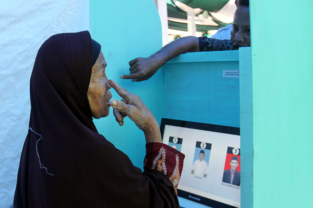 Pemilih memberikan hak suaranya melalui sistem komputerisasi elektronik (e-Voting) dalam pemilihan Kepala Desa di Babakan, Kecamatan Ciseeng, Kabupaten Bogor, Jawa Barat.