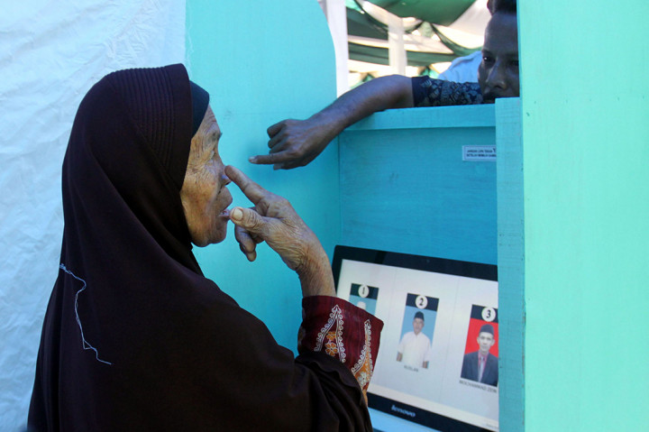 Pemilih memberikan hak suaranya melalui sistem komputerisasi elektronik (e-Voting) dalam pemilihan Kepala Desa di Babakan, Kecamatan Ciseeng, Kabupaten Bogor, Jawa Barat.