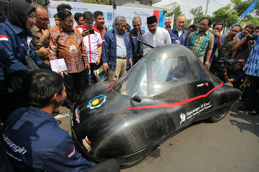 Wakil Gubernur Jawa Timur Saifullah Yusuf mengamati Mobil Sapuangin XI Evo 1 ITS Surabaya saat peluncurannya di Frontage Road Jalan A Yani, Surabaya, Jawa Timur, Minggu (12/3).
