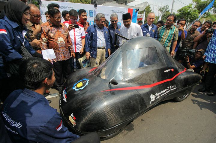 Wakil Gubernur Jawa Timur Saifullah Yusuf mengamati Mobil Sapuangin XI Evo 1 ITS Surabaya saat peluncurannya di Frontage Road Jalan A Yani, Surabaya, Jawa Timur, Minggu (12/3).