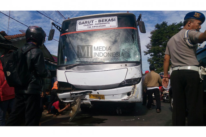 Saat itu bus Primajasa jurusan Garut-Bekasi Nopol B 7095 YL mengalami rem blong saat berada di turunan Ciganea hingga menerobos lawan arah.