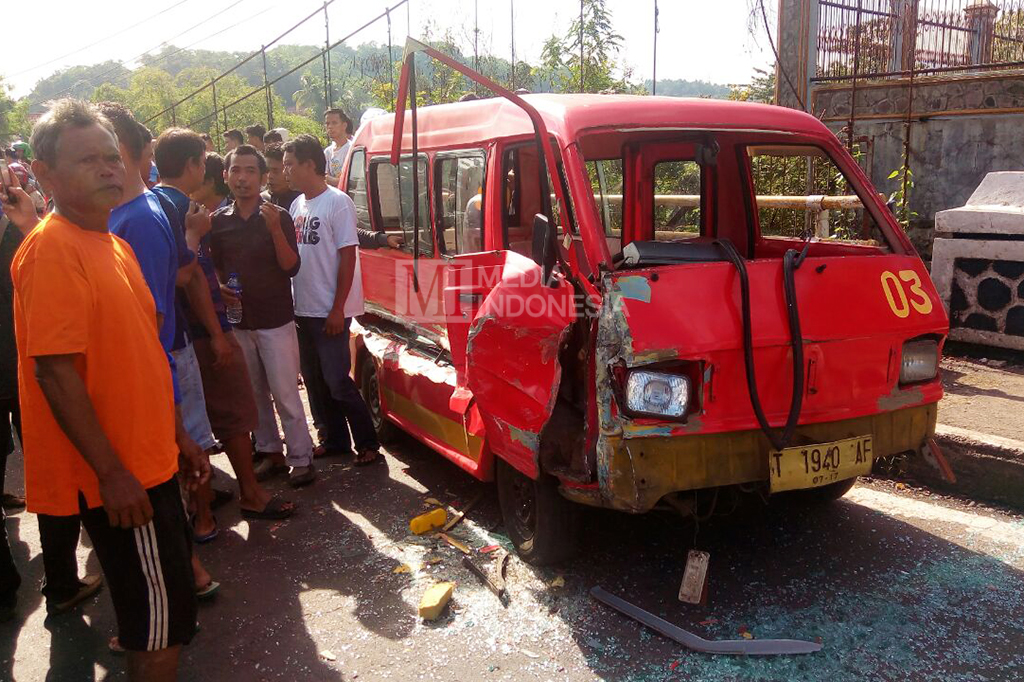Bus tersebut kemudian menabrak angkot dan empat motor di Jembatan Sasak Besi.
