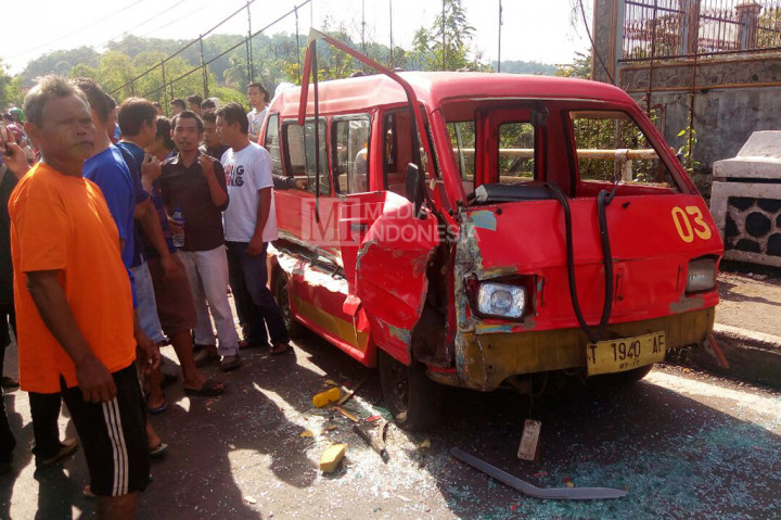 Bus tersebut kemudian menabrak angkot dan empat motor di Jembatan Sasak Besi.