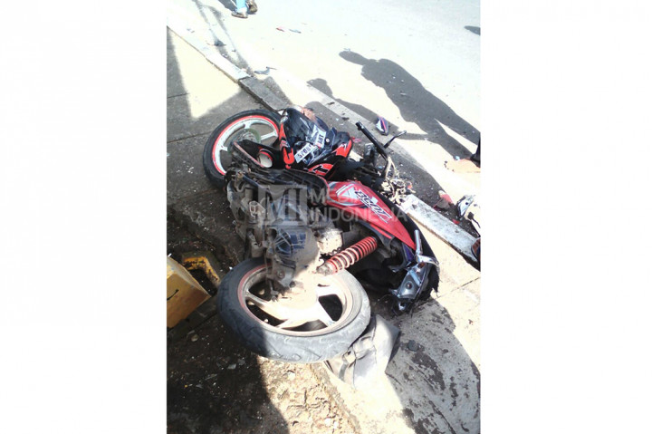 Tiga pengendara sepeda motor dikabarkan tewas dan sejumlah orang lainnya luka luka. Hingga kini, polisi masih mengidentifikasi korban. Sedangkan sopir dan kondektur bus kabur pascakejadian.