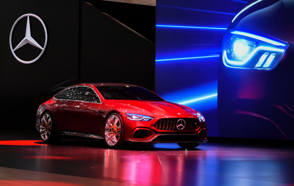 Generasi terbaru Mercedes-AMG GT Concept dikemudikan masuk ke panggung Geneva Geneva International Motor Show. Pameran produk otomotif terbesar di Eropa ini dibuka untuk umum mulai 7 Maret 2017 hingga akhir pekan ini.  