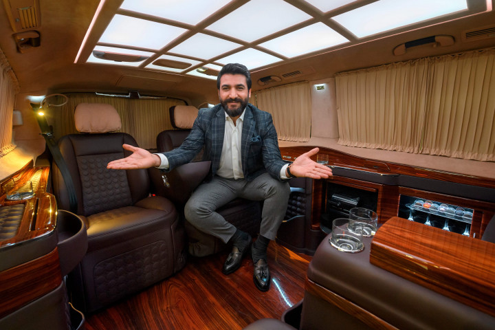 Direktur DizaynVip, Erbakan Malkoc, menjelaskan detail fitur dalam interior Mercedes Van hasil modifikasi perusahaannya yang bermarkas di Turki. Modifikasi terhadap Mercedes Van ini adalah jalan menuju pangsa pasar baru, pebisnis yang 'harus ngantor' meski sedang di perjalanan. 