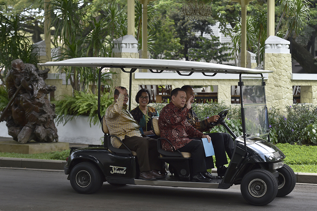 Dari 21 nama tersebut, Presiden akan mengerucutkannya menjadi 14 nama calon DK OJK. 