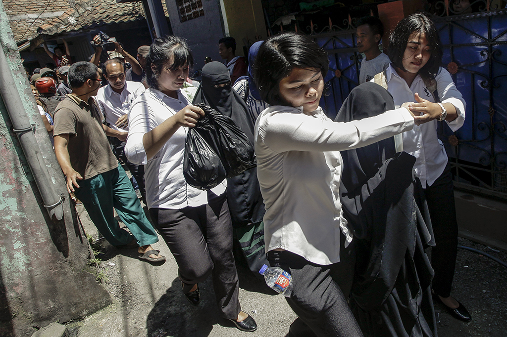 Tim Densus 88 dan Ditreskrimum Polda Jabar menggiring dua wanita yang diduga istri terduga teroris Soleh alias Abu Gugun alias Abu Fursan yang merupakan jaringan bom panci di Taman Pandawa, Bandung.
