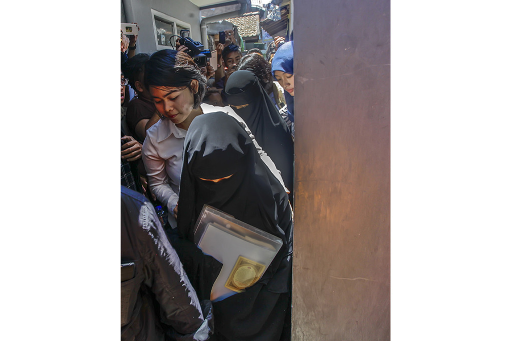 Dari hasil penggeledahan tersebut kepolisian berhasil mangamankan sejumlah buku, senapan angin dan dua orang wanita yang terkait terduga teroris jaringan bom panci beberapa waktu lalu di Bandung.
