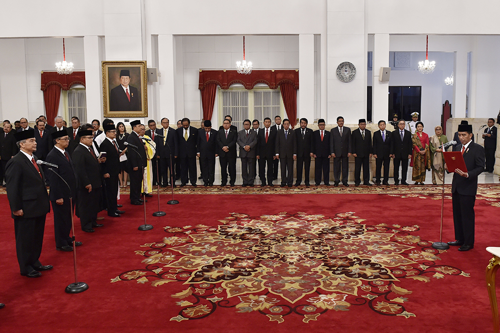 Presiden Joko Widodo (kanan) melantik Duta Besar Luar Biasa dan Berkuasa Penuh (LBBP) untuk negara sahabat di Istana Negara, Jakarta, Senin (13/3).