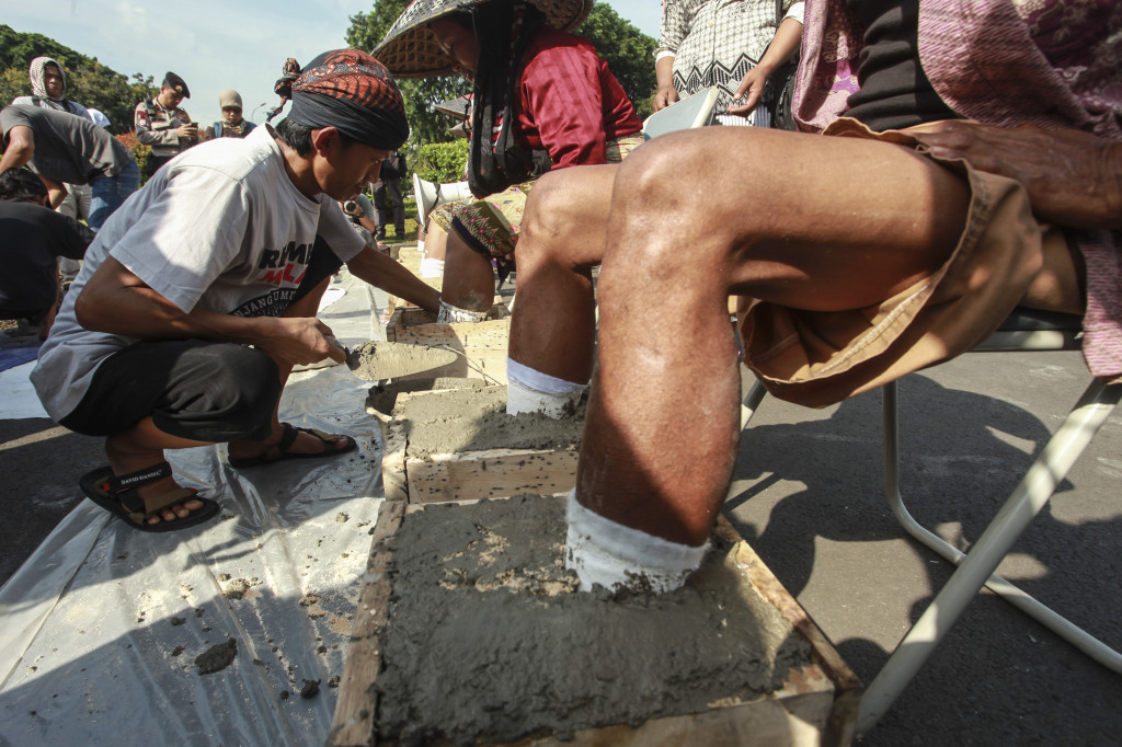 Aksi cor kaki ini merupakan kali ke dua. Terpaksa mereka lakukan lagi untuk memprotes Gubernur Ganjar Pranomo yang menerbitkan ijin penambangan dan pembangunan pabrik semen di Pegunungan Kendeng.