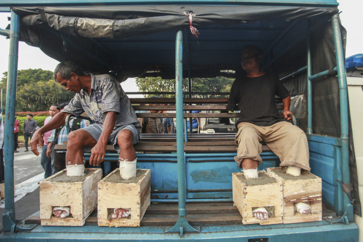 Petani menolak penambangan dan pembangunan pabrik semen karena Pegunungan Kendeng menyimpan banyak cadangan alami air tanah untuk pertanian warga Pati dan Rembang.