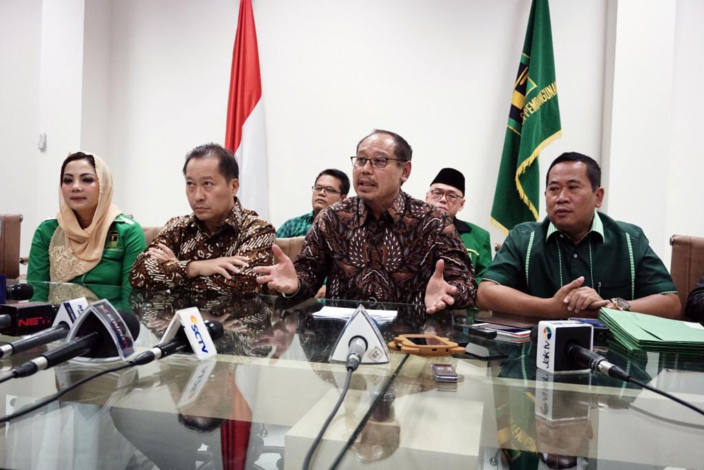 Ketua Umum DPP Partai Persatuan Pembangunan (PPP) Djan Faridz (kedua kanan), Waketum DPP PPP Humphrey Djemat (kedua kiri), Ketua Bidang Hukum dan HAM DPP PPP Triana Dewi Seroja (kiri) dan Sekjen DPP PPP Sudarto memberikan keterangan pers terkait pemecatan Abraham Lunggana (Lulung) di Kantor DPP PPP, Jakarta, Senin (13/3/2017).