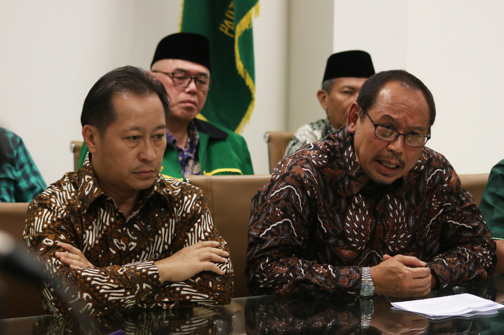 Ketua Umum DPP PPP Djan Faridz didampingi Waketum DPP PPP Humphrey Djemat memberikan keterangan pers.