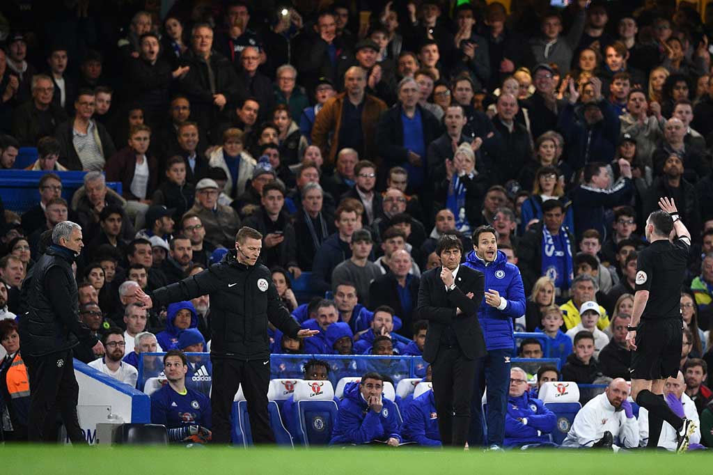 MU harus kehilangan Ander Herrera karena mendapatkan kartu kuning kedua pada menit ke-35 -- keduanya akibat pelanggaran keras terhadap Eden Hazard.