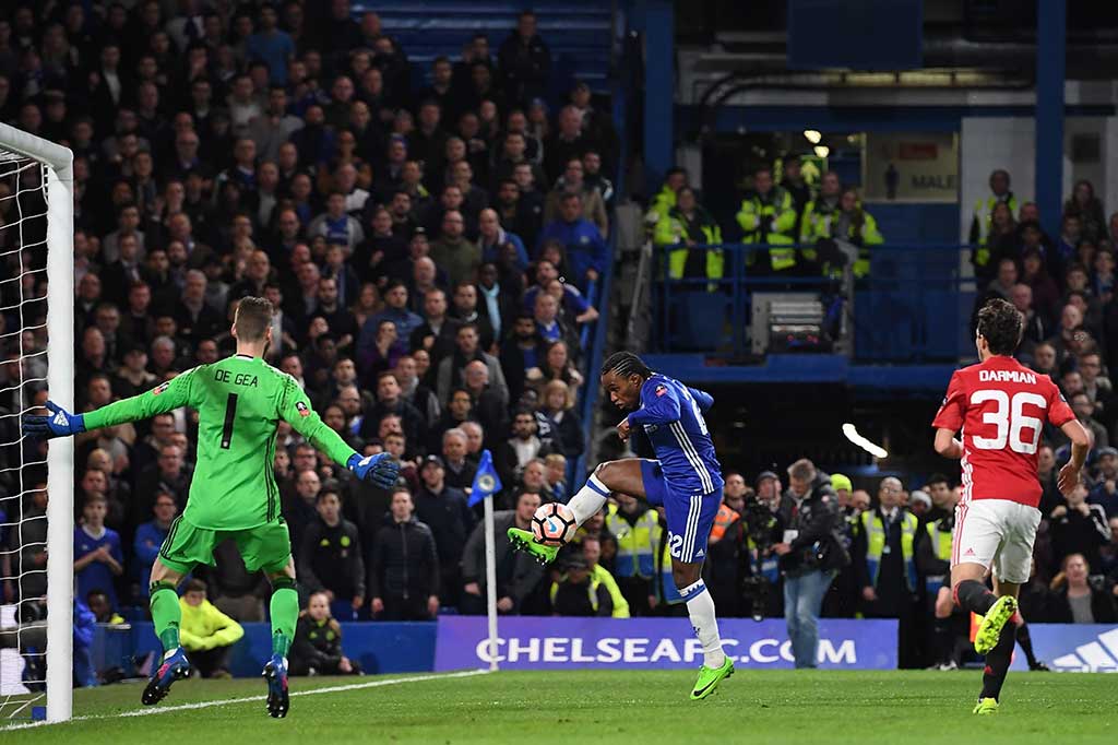 MU berpeluang mencetak gol lewat Willian, namun tembakannya belum menemui sasaran.