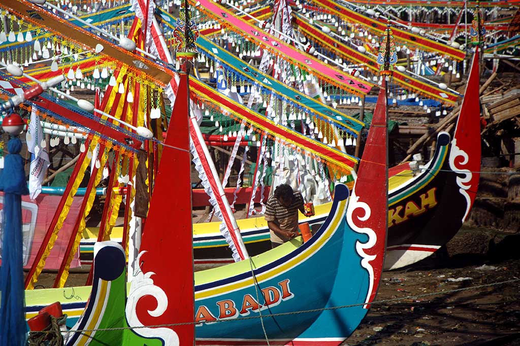 Persiapan Petik Laut, Nelayan Hias Perahu