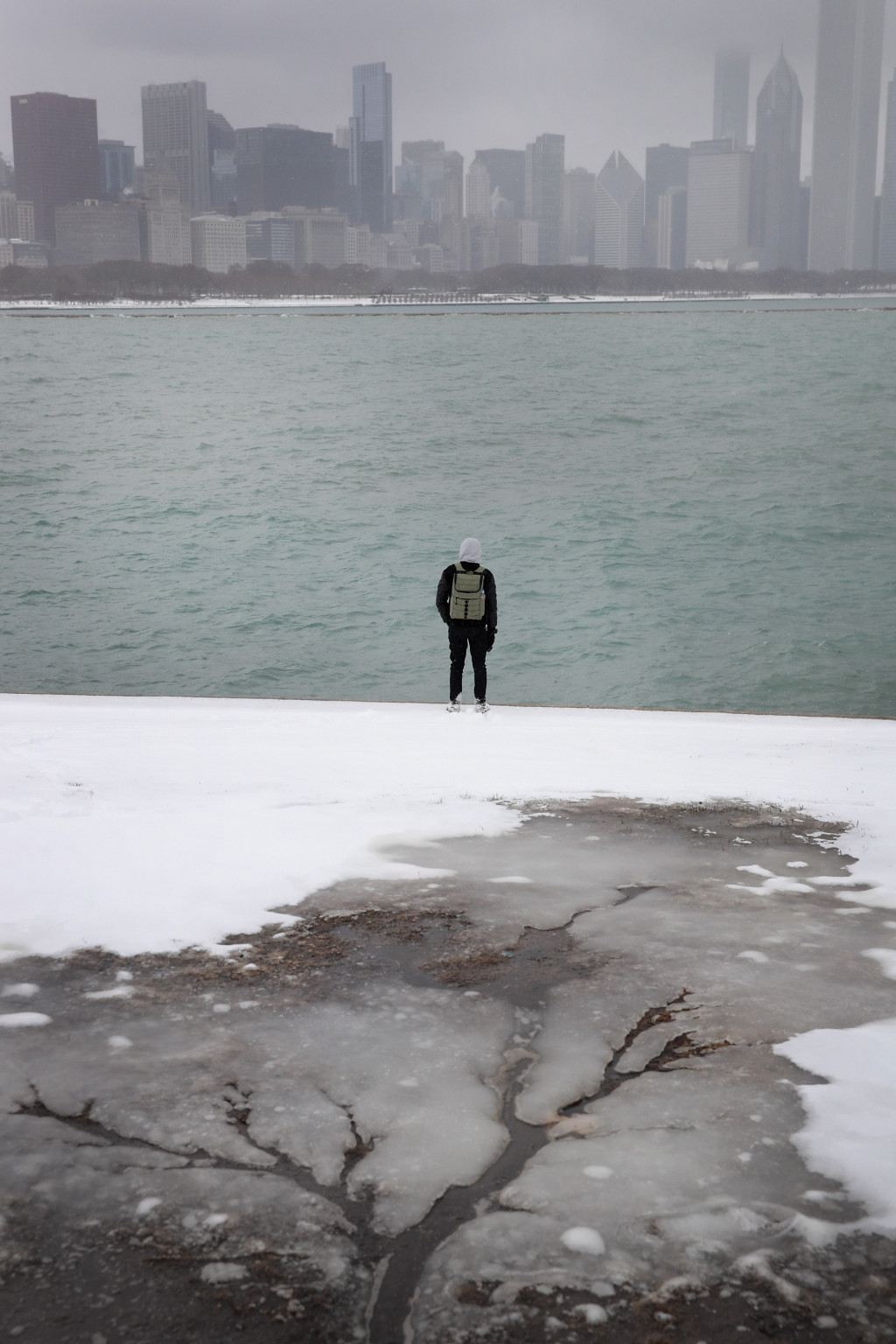 Sebuah danau di taman kota  Chicago, Illinois, membeku berselimut salju. Fenomena ini diduga sebagai perubahan cuaca akibat pemanasan global karena pada puncak musim dingin justru tidak terjadi badai salju.