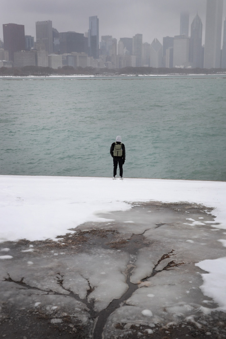 Sebuah danau di taman kota  Chicago, Illinois, membeku berselimut salju. Fenomena ini diduga sebagai perubahan cuaca akibat pemanasan global karena pada puncak musim dingin justru tidak terjadi badai salju.