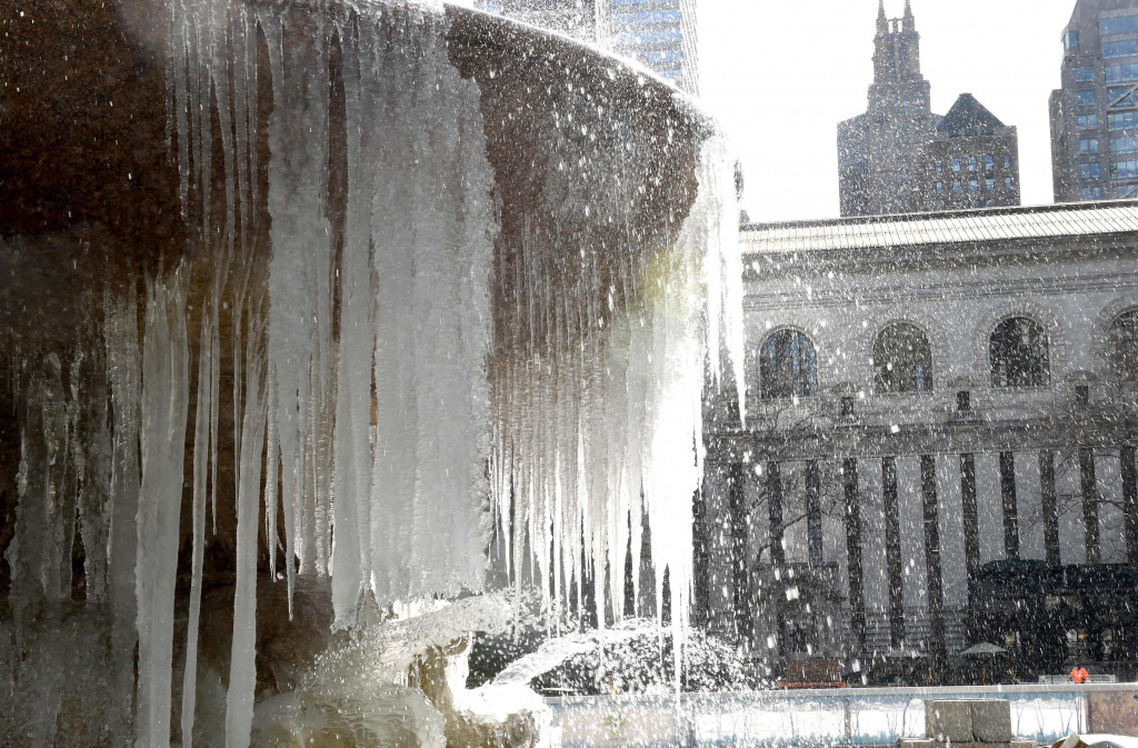 Air mancur Josephine Shaw Lowell Memorial di Bryant Park, New York, beku akibat serangan suhu yang sangat dingin. Badai salju pada 13 Maret 2017 diikuti hawa dingin yang sangat membekukan. AFP PHOTO / TIMOTHY A. CLARY