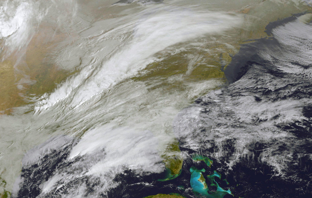 Foto satelit yang disebarkan  NOAA-NASA GOES pada 13 Maret 2017 menunjukkan aktifitas badai salju di sepanjang pesisir timur Amerika Serikat. AFP PHOTO /NOAA-NASA GOES Project