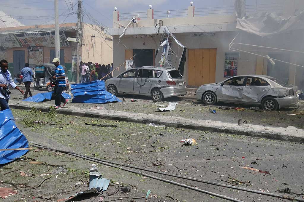 Kelompok ekstrimis Islam al-Qaida al-Shabab mengaku bertanggung jawab atas serangan tersebut.