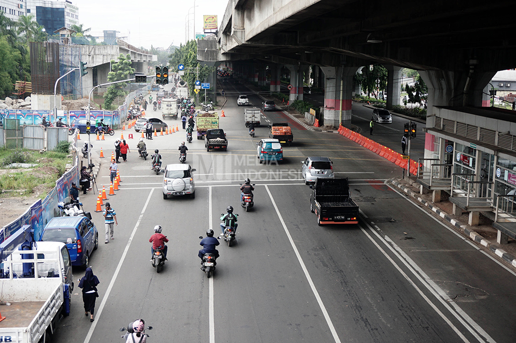 Sejumlah petugas Dinas Perhubungan DKI Jakarta melakukan rekayasa lalu lintas di persimpangan Kebon Nanas, Jakarta Timur.
