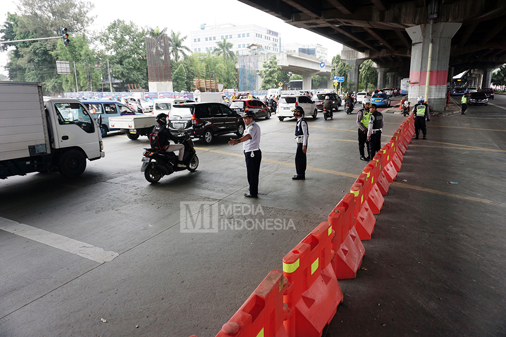 Uji coba penutupan persimpangan tersebut karena adanya pengerjaan proyek Tol Bekasi-Cawang-Kampung Melayu (Becakayu).