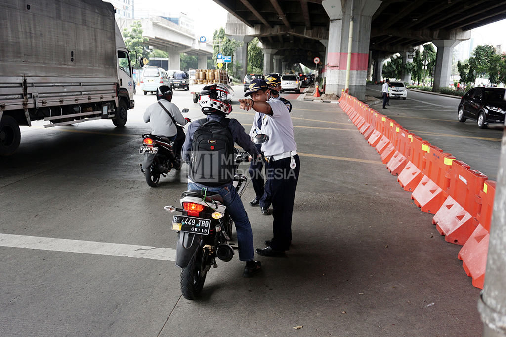 Penutupan simpang Kebon Nanas akan diuji coba selama satu pekan. 