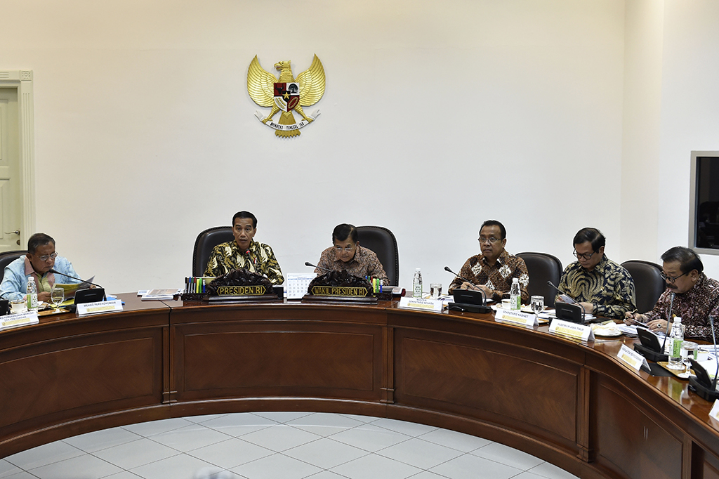 Presiden Joko Widodo menggelar rapat terbatas tentang masalah tembakau di Kantor Presiden, Jakarta.