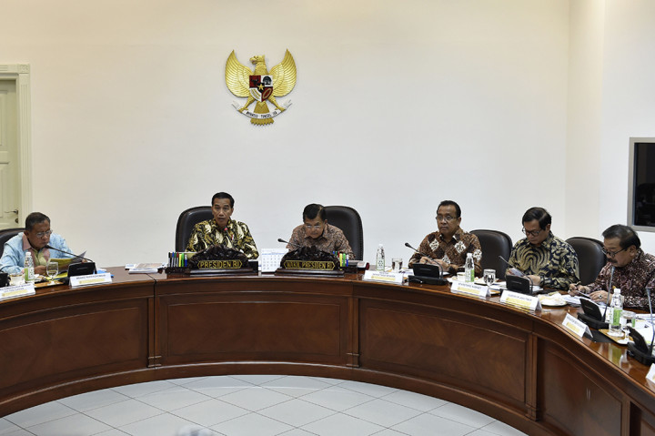 Presiden Joko Widodo menggelar rapat terbatas tentang masalah tembakau di Kantor Presiden, Jakarta.
