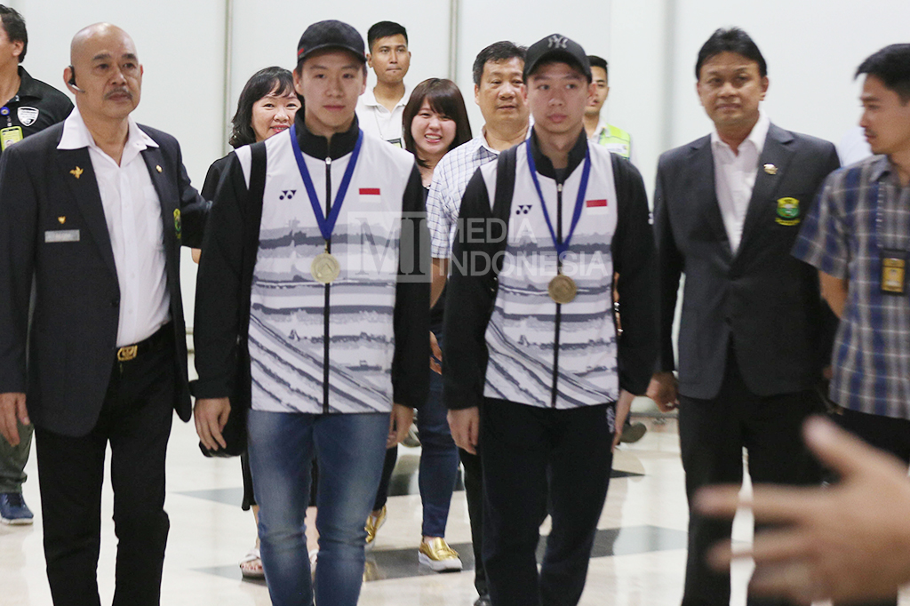 Pasangan Ganda Putra Indonesia Kevin Sanjaya Sukamuljo dan Marcus Fernaldi Gideon tiba di Terminal Kedatangan Internasional Bandara Soekarno Hatta, Tangerang, Selasa (14/3). 