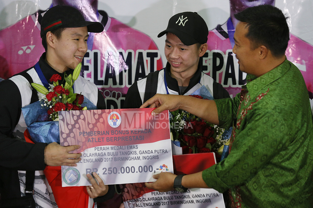 Atas prestasinya tersebut, Menpora memberi hadiah bonus sebesar Rp250.000.000 kepada Kevin/Marcus.