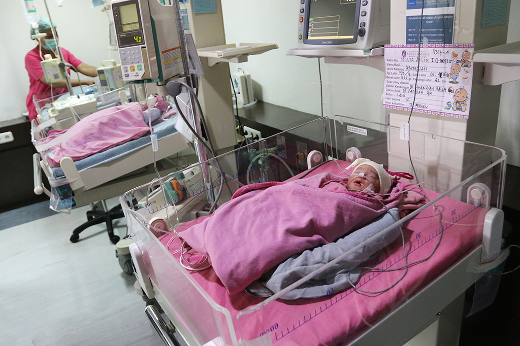 Keempat bayi kembar itu lahir secara caesar di Rumah Sakit Ibu Anak (RSIA) Stella Maris, Samanhudi, Medan.