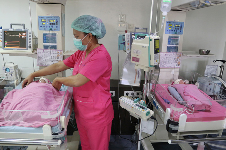 Bayi kembar empat, dua bayi laki-laki dan dua perempuan anak pasangan Zainedi Saputra dan Silvia Arlin yang mengikuti program kehamilan inseminasi tersebut, lahir dengan berat 1,6 kg, 1,5 kg, 1,6 kg dan 1,7 kg.