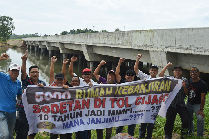 Mereka juga berorasi menggugat Pemerintah Kota Depok yang tak mampu menormalisasi sungai di sekitar perumahan?.