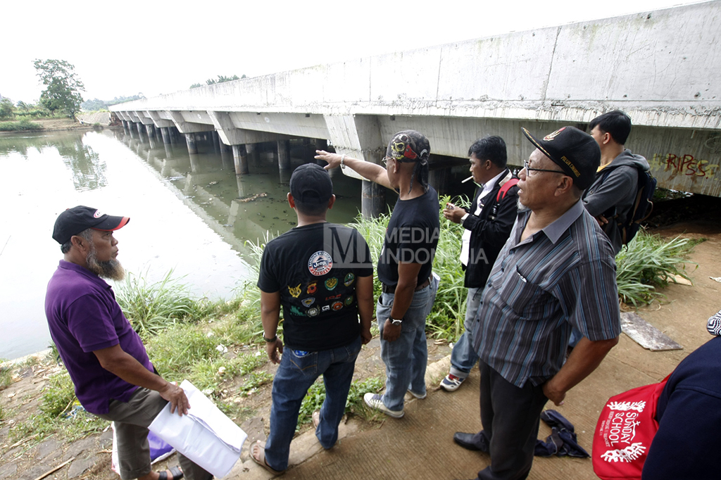 Pihak pengembang Tol Cijago dinilai tak kunjung merealisasikan kanal atau sodetan air yang berlokasi di kiri dan kanan proyek tol itu. Akibatnya, volume air di Situ Pengarengan di dekat proyek Tol Cijago naik dan melimpas ke Kali Laya dan Kali Jantung.