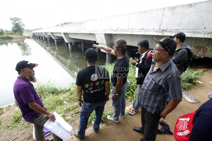 Pihak pengembang Tol Cijago dinilai tak kunjung merealisasikan kanal atau sodetan air yang berlokasi di kiri dan kanan proyek tol itu. Akibatnya, volume air di Situ Pengarengan di dekat proyek Tol Cijago naik dan melimpas ke Kali Laya dan Kali Jantung.