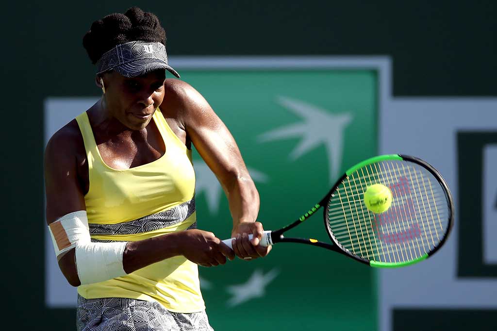Juara tujuh kali Grand Slam Venus Williams mengarahkan bola ke arah Peng Shuai pada babak 16 besar Indian Wells Masters di Indian Wells, California, Selasa.