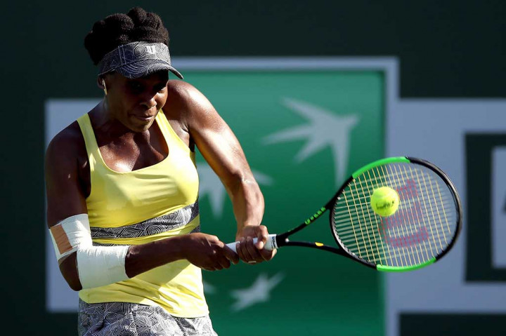 Juara tujuh kali Grand Slam Venus Williams mengarahkan bola ke arah Peng Shuai pada babak 16 besar Indian Wells Masters di Indian Wells, California, Selasa.
