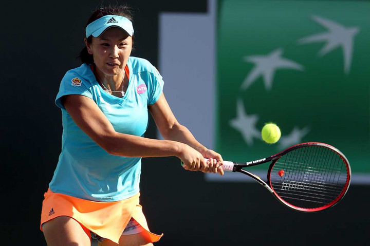 Peng Shuai berusaha mengembalikan bola ke arah Williams.