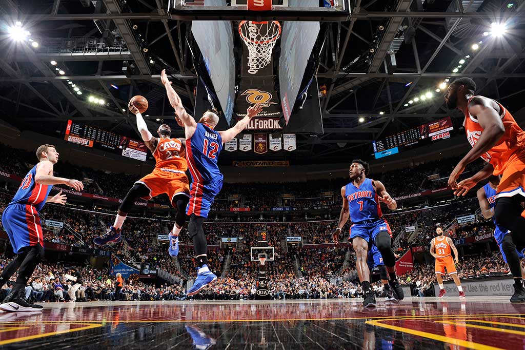 Bermain selama 28 menit, LeBron James menyumbang 16 poin, 11 rebound, dan 12 assist. 