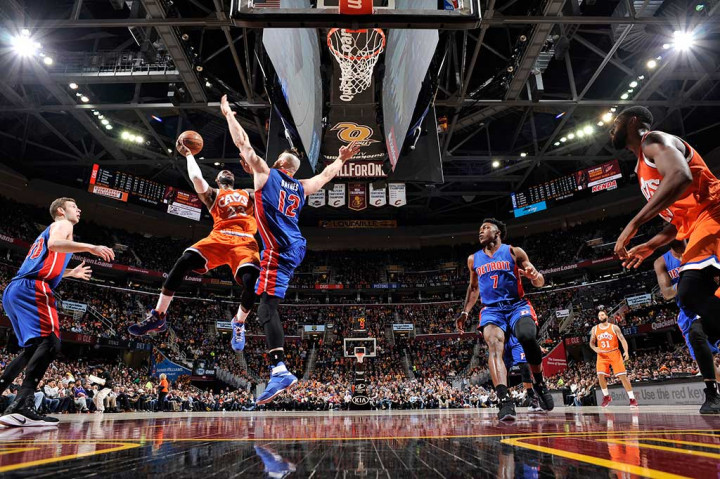 Bermain selama 28 menit, LeBron James menyumbang 16 poin, 11 rebound, dan 12 assist. 