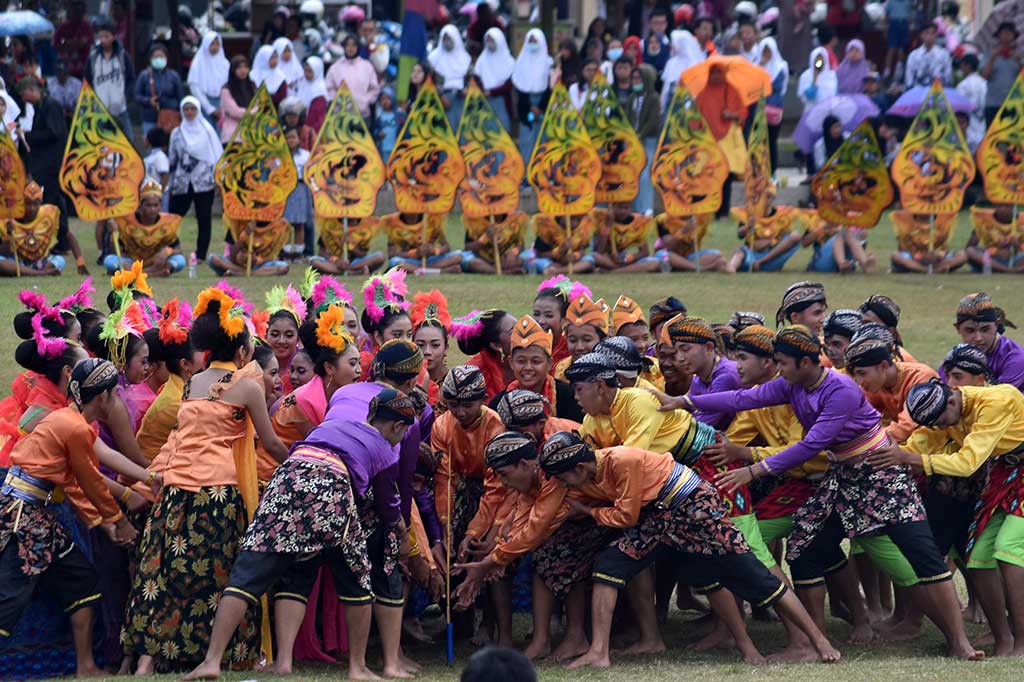 Sendratari Kolosal Legenda Baruklinting Digelar
